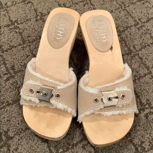 Sandals with light fur inside
